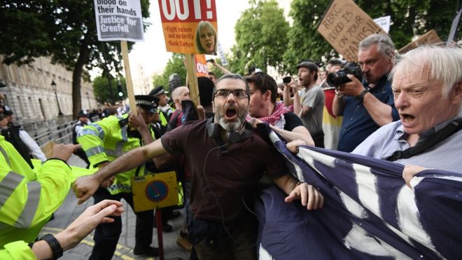 Del dolor al enojo: las protestas en Londres para exigir ayuda tras el devastador incendio de la Torre Grenfell