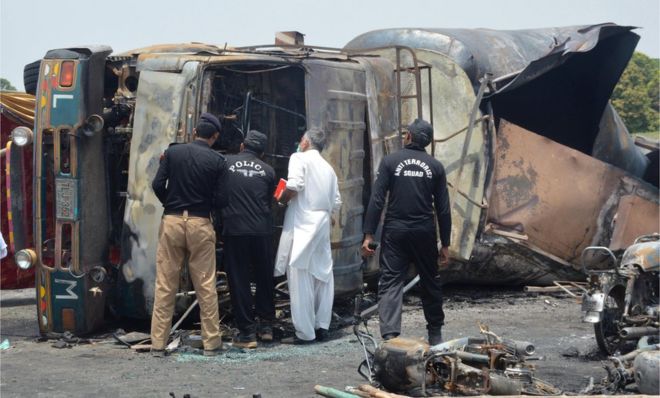 [VIDEO] Un camión de combustible se incendia y explota causando al menos 140 muertos en Pakistán