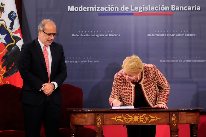 Bachelet y Valdés firmaron el esperado proyecto para la nueva Ley de Bancos