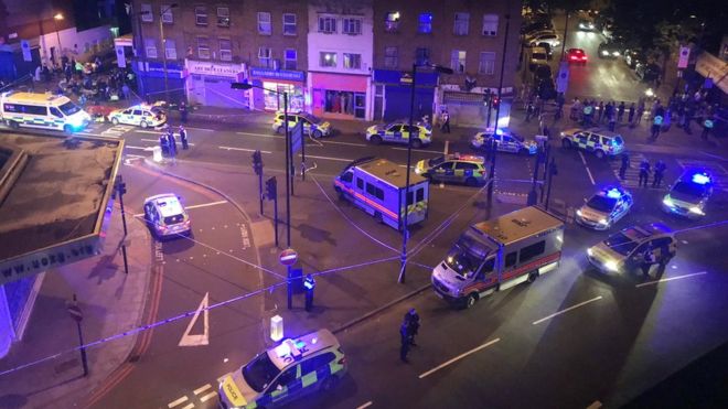 Reino Unido: al menos 1 muerto y 8 heridos luego de que una furgoneta embistiera a peatones cerca de una mezquita en Londres