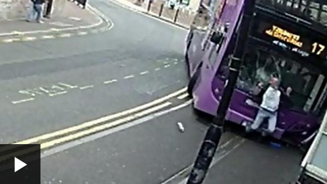 [VIDEO] El impresionante momento en que un autobús atropella un hombre y este sigue caminando ileso