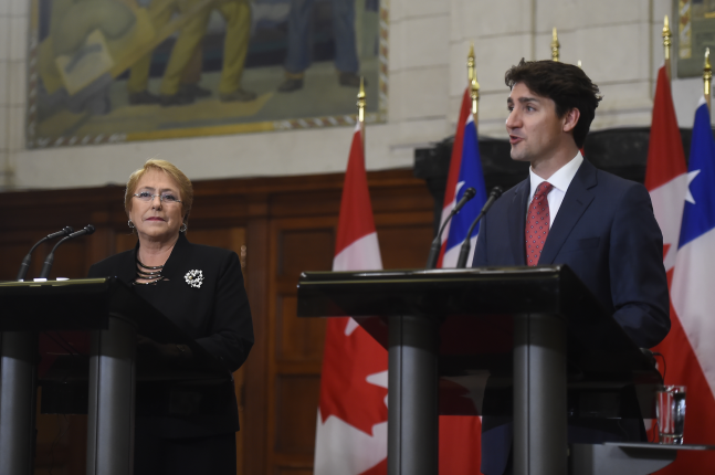 Debate de las pensiones se traslada a Canada: Bachelet y las AFP coinciden en Toronto