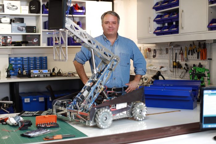 Robótico chileno logra alianza con Rusia para capacitar a estudiantes en San Petersburgo