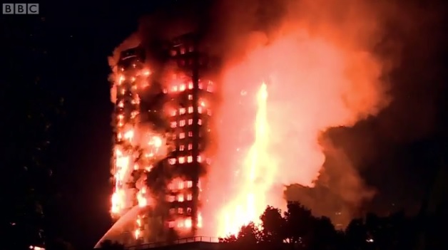 Al menos 6 muertos en devastador incendio de una torre de viviendas en Londres mientras luchan por rescatar a personas atrapadas