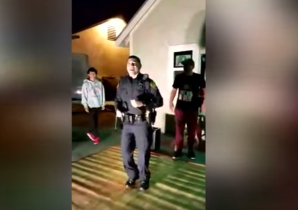[VIDEO] Policía fue a investigar un llamado por ruidos molestos y terminó siendo el alma de la fiesta