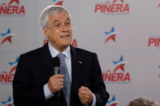 Piñera busca voto liberal y se abre a permitir adopción por parte de personas homosexuales