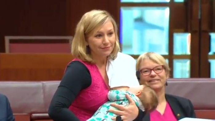 Senadora australiana Larissa Waters amamanta a su bebé en plena sesión