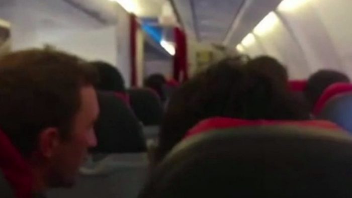 [VIDEO] Las impresionantes imágenes dentro del vuelo de AirAsia que se mueve como «una lavadora»