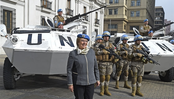 [FOTOS] La bienvenida de Michelle Bachelet a las tropas chilenas que cumplieron misión de paz en Haití