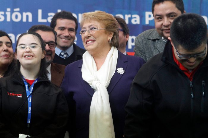 Bachelet promulga nueva ley de Inclusión Laboral con llamado a empresas a comprometerse con la integración