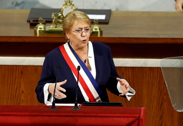Bachelet dispara a Piñera: «Quien quiera echar pie atrás a la gratuidad en la educación, le estará dando la espalda a las familias chilenas»