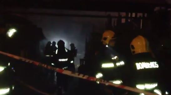 Incendio en bodega ilegal en La Florida arrastró dos casas y terminó con siete personas heridas