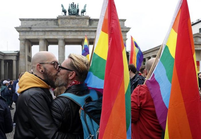 [VIDEO] Alemanes celebran la aprobación del matrimonio homosexual frente al Bundestag