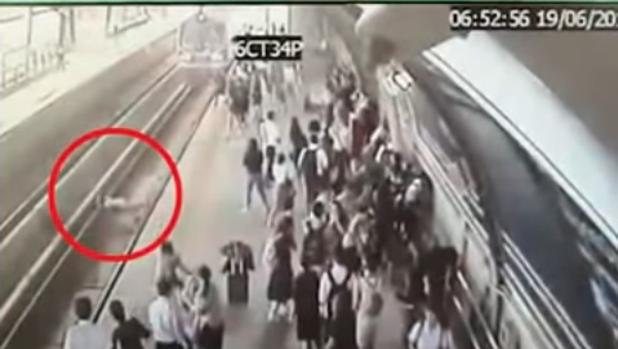 [VIDEO] Mujer embarazada muere al caer a las vías del tren en Bangkok