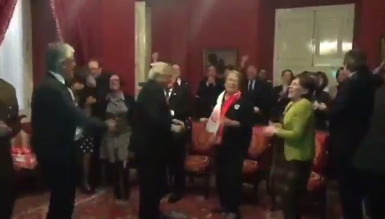 [VIDEO] La eufórica celebración en La Moneda de Bachelet y sus ministros tras paso a la final de La Roja en la Confederaciones