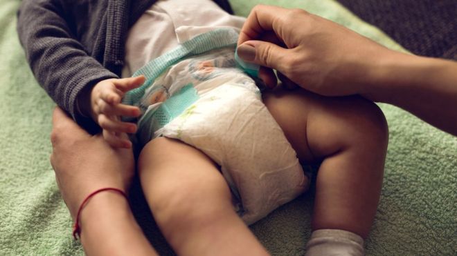 «Me puse histérica»: la mujer que al cambiar el pañal de su hijo descubrió que lo habían circuncidado sin su permiso
