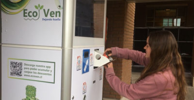 Llegan a Chile novedosas máquinas que te premian por reciclar