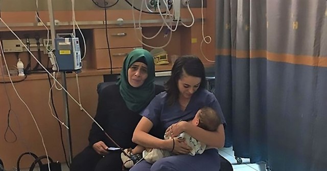 Más allá de los conflictos: enfermera judía amamanta al hijo de una palestina herida en accidente de tráfico