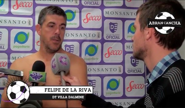 [VIDEO] El entrenador uruguayo que dio una conferencia de prensa desnudo para cumplir apuesta a sus dirigidos