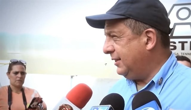[VIDEO] Presidente de Costa Rica se come una avispa en vivo