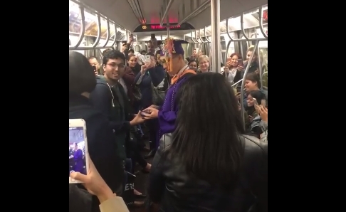 [VIDEO] Una improvisada graduación en el metro de Nueva York