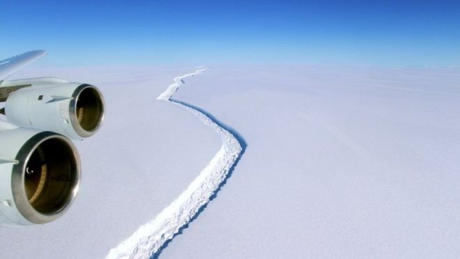 El gigantesco iceberg que cada vez está más cerca de separarse de la Antártica
