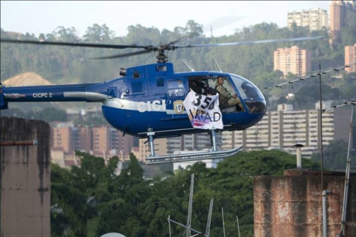 [VIDEO] Policía venezolano sobrevuela Caracas en helicóptero y pide la renuncia de Maduro