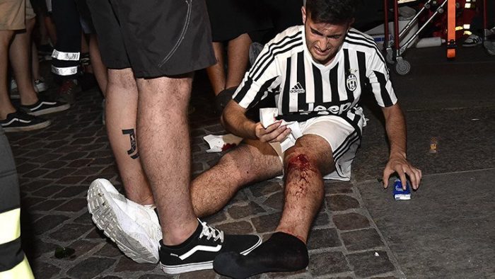 [VIDEOS] Falso aviso de bomba genera estampida y lesiona a hinchas de la Juventus que veían la final de la Champions
