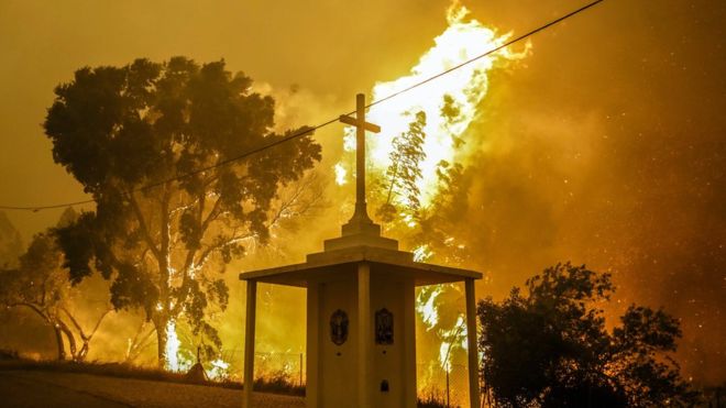 Las 12 personas que sobrevivieron escondidas en un tanque de agua al devastador incendio de Portugal que dejó al menos 62 fallecidos