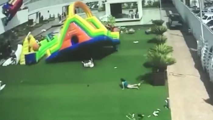 [VIDEO] El momento en que el viento levanta un juego inflable en México y deja varios menores heridos