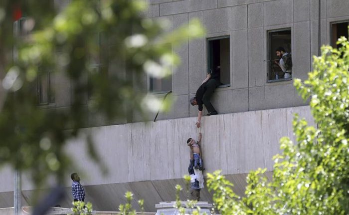 El terror del Estado Islámico irrumpe en Irán con ataques al Parlamento y mausoleo Jomeiní