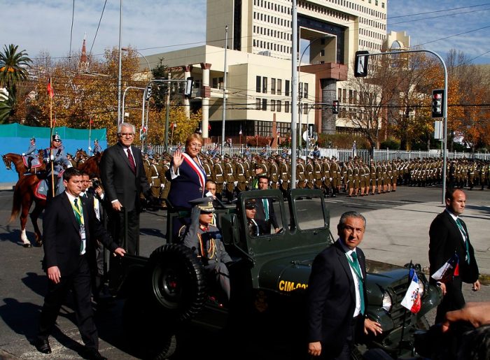 [VIDEO] Bachelet llegó en jeep de la Armada al Congreso porque el tradicional Ford Galaxie quedó ‘en pana’