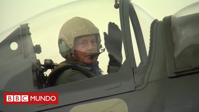 [VIDEO] El piloto de la Luftwaffe, la fuerza aérea nazi, que voló en un Spitfire británico 70 años después de la Segunda Guerra Mundial