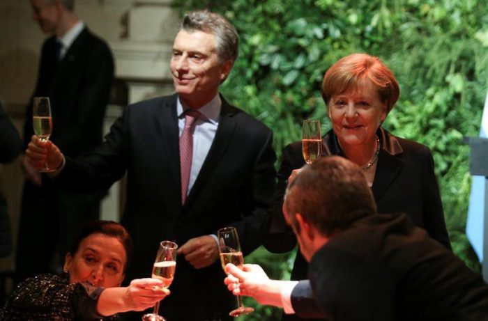 Merkel y Macri coinciden en todo menos en el fútbol