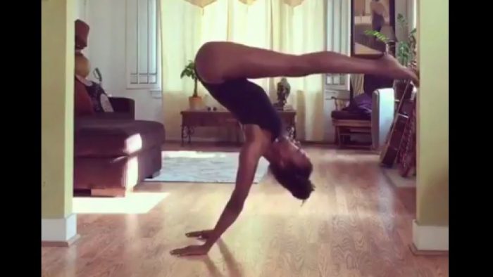La impresionante rutina de yoga de Naomi Campbell