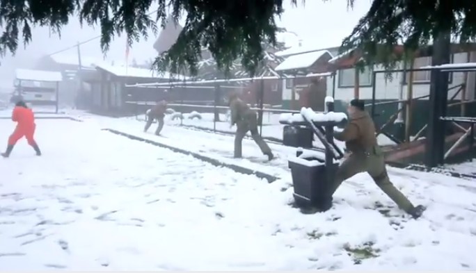 [VIDEO] El «enfrentamiento» entre Carabineros y obreros con bolas de nieve en Aysén