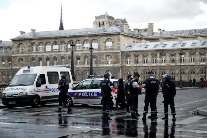 Policía dispara a un hombre que intentó agredirlo en la catedral de Notre Dame