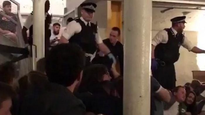 [VIDEO] «¡Todo el mundo al suelo!»: el momento en que la policía entra en un bar tras el ataque en Londres