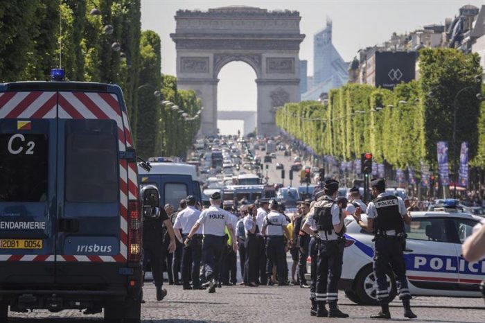 Muere atacante que embistió su auto contra un furgón policial en el centro de París