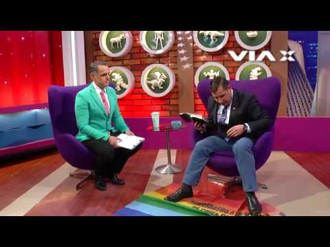 [VIDEO] El homofóbico ataque del Pastor Soto usando bandera LGBT «como alfombra» en programa de Vía X