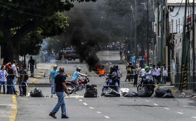 Dos militares venezolanos heridos de bala durante una protesta en Caracas