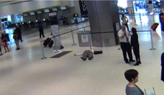 [VIDEO] Empleados de United Airlines aparecen en registro golpeando a anciano de 71 años