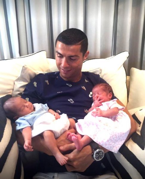 Cristiano Ronaldo publica en su Facebook foto con sus hijos recién nacidos