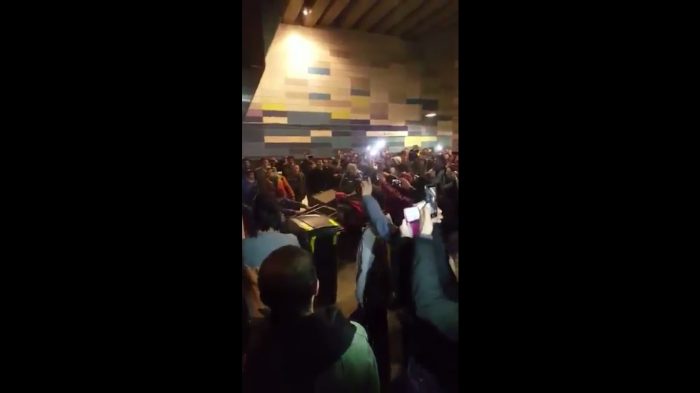 [VIDEO] La «batalla campal» al interior de la estación Tobalaba del Metro luego de supuesta agresión de guardia a un menor de edad