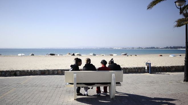 «No me pude imaginar cuán inmensa es la presión»: las mujeres de Túnez que quieren volver a ser vírgenes