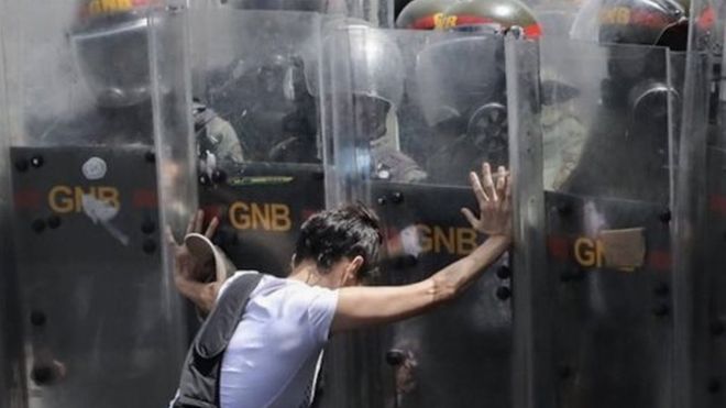 Maduro reemplaza a su cúpula militar en medio de crecientes protestas