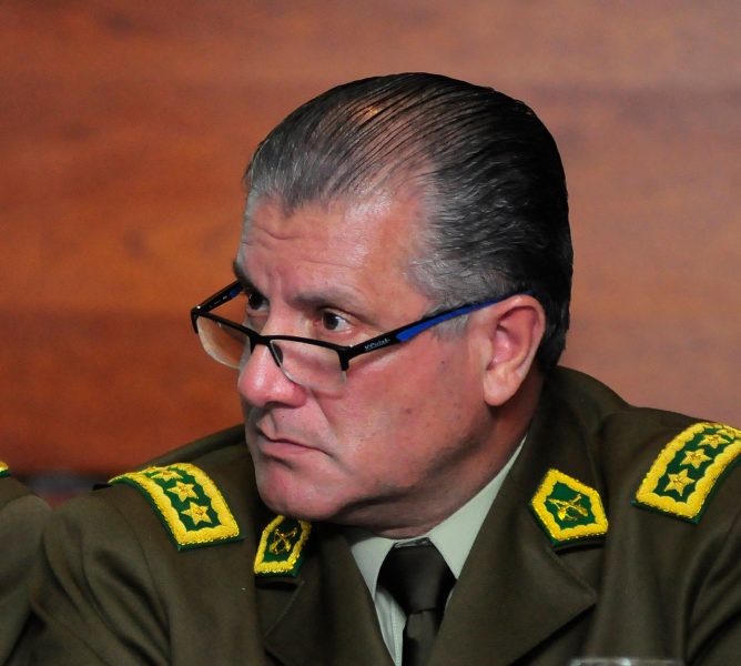 Cercanos a general Villalobos aseguran que la crisis en Carabineros amenaza con desestabilizarlo