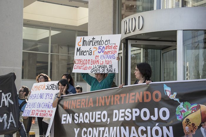 [VIDEO] Organizaciones se manifestaron contra cumbre minera que busca profundizar expansión extractivista en Chile y América Latina