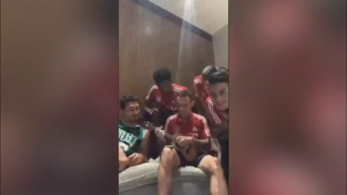 [VIDEO] James Rodríguez alienta a sus compañeros del Bayern Munich a cantar «Despacito»