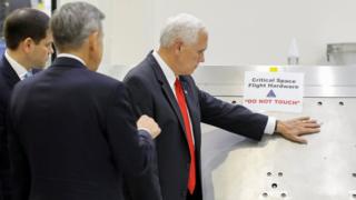 Vicepresidente de Estados Unidos, Mike Pence, tocó un aparato con advertencia de «no tocar» en la Nasa durante una visita